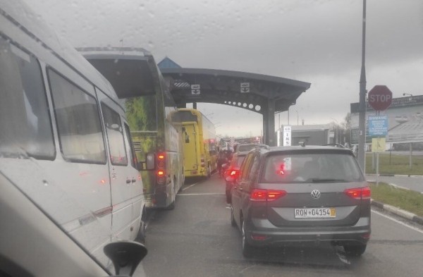 «Сейчас прайс за место — $500». Что происходит на границе накануне новогодних праздников «Сейчас прайс за место — $500». Что происходит на границе накануне новогодних праздников