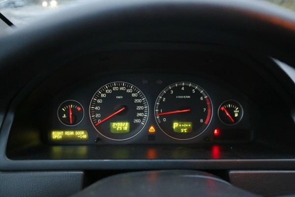 Год не может расстаться с машиной. Белорус продаёт 15-летний Volvo XC90, а никто не берёт! Почему? Год не может расстаться с машиной. Белорус продаёт 15-летний Volvo XC90, а никто не берёт! Почему?