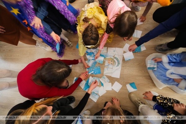 Под шубой у Деда Мороза - тельняшка. Десантники устроили праздник ребятам из Кобринской детской деревни Под шубой у Деда Мороза - тельняшка. Десантники устроили праздник ребятам из Кобринской детской деревни