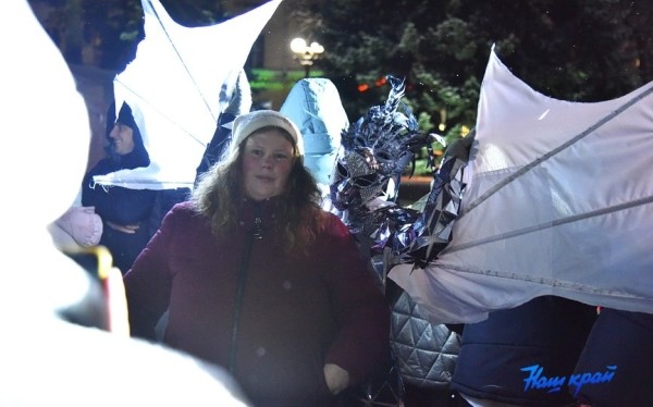 Такого еще не было. Огни на барановичской елке зажег огромный дракон Такого еще не было. Огни на барановичской елке зажег огромный дракон