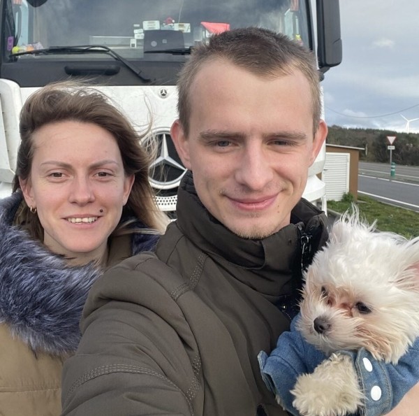 «Первое время работа вместе была адом!» Супруги пятый год живут в тесной кабине фуры и завели ещё собаку «Первое время работа вместе была адом!» Супруги пятый год живут в тесной кабине фуры и завели ещё собаку