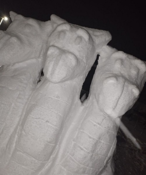 Трехглавый снежный Змей Горыныч появился в одном из частных дворов Барановичей