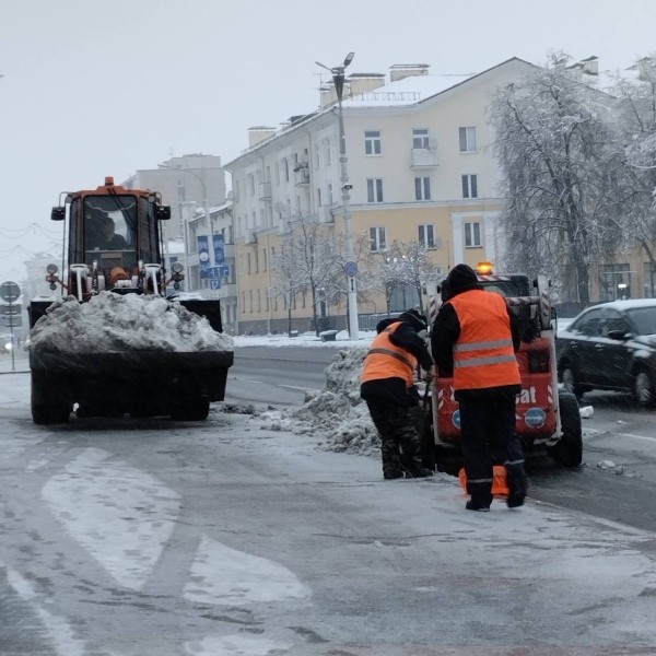 В Бресте идет уборка снега В Бресте идет уборка снега