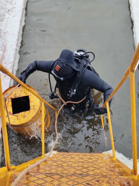 Брестские десантники проходят водолазную подготовку