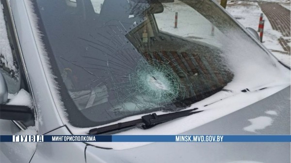 Не понравился подарок. Минчанка выбросила духи с 12 этажа и повредила автомобили Не понравился подарок. Минчанка выбросила духи с 12 этажа и повредила автомобили