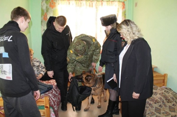 Рейд со служебной собакой в общежитии аграрного колледжа в Малорите