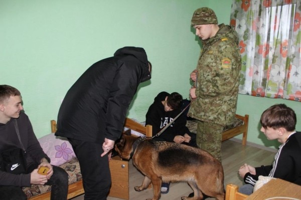 Рейд со служебной собакой в общежитии аграрного колледжа в Малорите