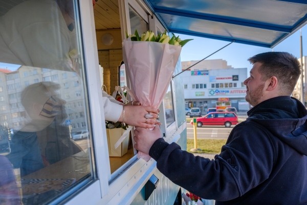 Белорус рассказал, сколько можно заработать на цветах 8 марта