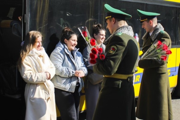 Брестские пограничники поздравили с 8 Марта въезжающих в Беларусь женщин Брестские пограничники поздравили с 8 Марта въезжающих в Беларусь женщин