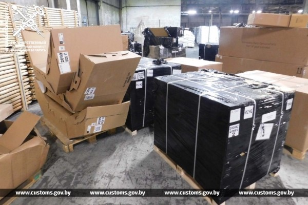 Брестские таможенники обнаружили 7 тыс. единиц автотоваров, на которых перевозчик хотел сэкономить 400 тысяч рублей Брестские таможенники обнаружили 7 тыс. единиц автотоваров, на которых перевозчик хотел сэкономить 400 тысяч рублей