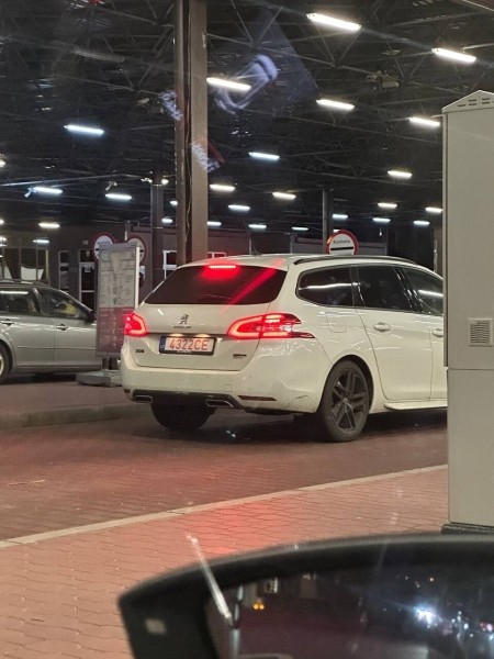 «Если за рулём собственник и все документы на него — пропускают». Игроки автобизнеса о ситуации с машинами на границе