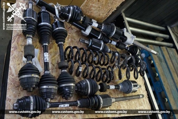 Чтобы сэкономить на таможенных платежах более 35 000 рублей, в документах не указали перемещаемые автозапчасти