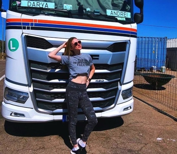 «За езду на чужом чипе штраф — 500 евро». Белоруска ушла из офиса и вместе с мужем работает на фуре