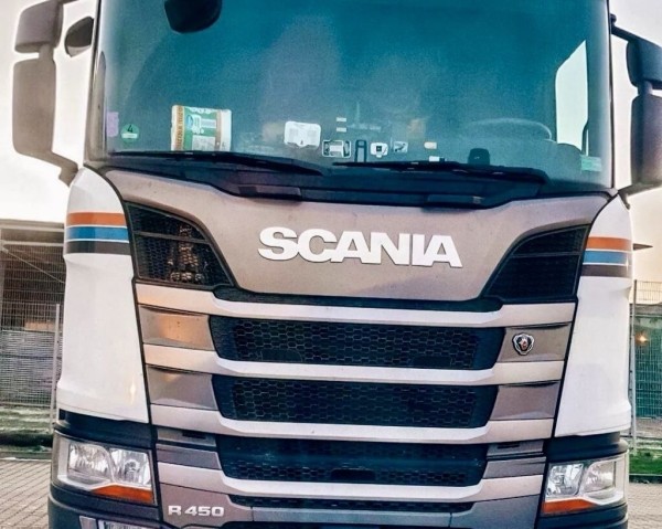 «За езду на чужом чипе штраф — 500 евро». Белоруска ушла из офиса и вместе с мужем работает на фуре