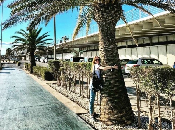 «За езду на чужом чипе штраф — 500 евро». Белоруска ушла из офиса и вместе с мужем работает на фуре