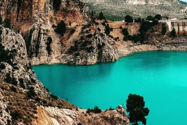 «За езду на чужом чипе штраф — 500 евро». Белоруска ушла из офиса и вместе с мужем работает на фуре