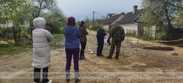Житель Каменца перекрыл часть улицы колючей проволокой, чтобы «ускорить» ремонт дороги Житель Каменца перекрыл часть улицы колючей проволокой, чтобы «ускорить» ремонт дороги