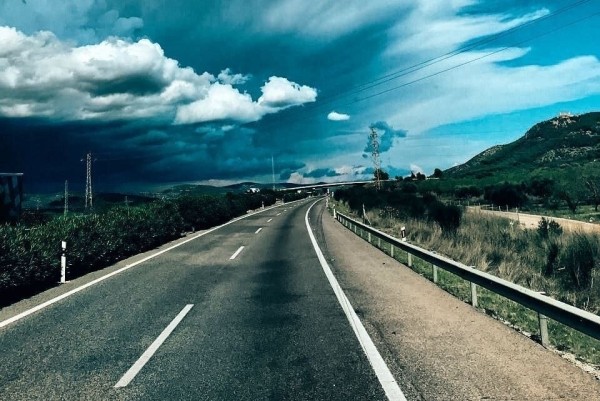 «За езду на чужом чипе штраф — 500 евро». Белоруска ушла из офиса и вместе с мужем работает на фуре