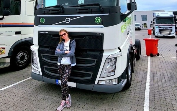 «За езду на чужом чипе штраф — 500 евро». Белоруска ушла из офиса и вместе с мужем работает на фуре