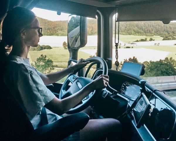 «За езду на чужом чипе штраф — 500 евро». Белоруска ушла из офиса и вместе с мужем работает на фуре