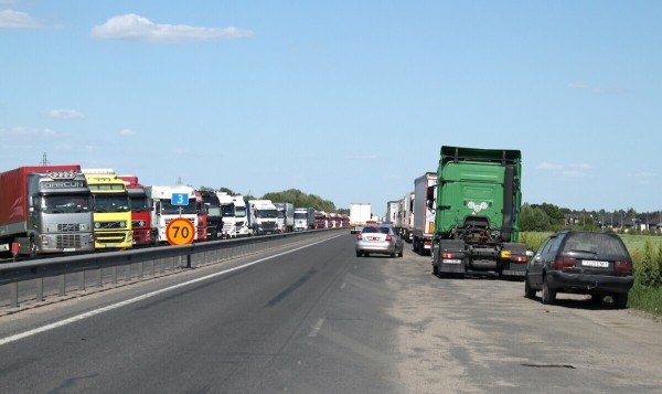 «Если за рулём собственник и все документы на него — пропускают». Игроки автобизнеса о ситуации с машинами на границе