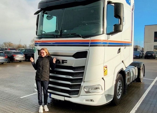 «За езду на чужом чипе штраф — 500 евро». Белоруска ушла из офиса и вместе с мужем работает на фуре