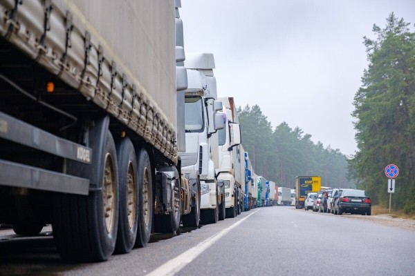 «Если за рулём собственник и все документы на него — пропускают». Игроки автобизнеса о ситуации с машинами на границе