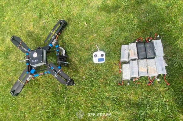 Пограничники обнаружили беспилотник вблизи границы с Литвой. Задержаны трое белорусов Пограничники обнаружили беспилотник вблизи границы с Литвой. Задержаны трое белорусов