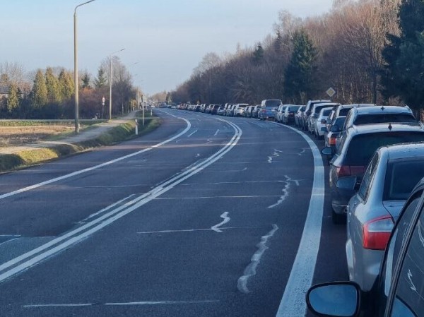 «Если за рулём собственник и все документы на него — пропускают». Игроки автобизнеса о ситуации с машинами на границе