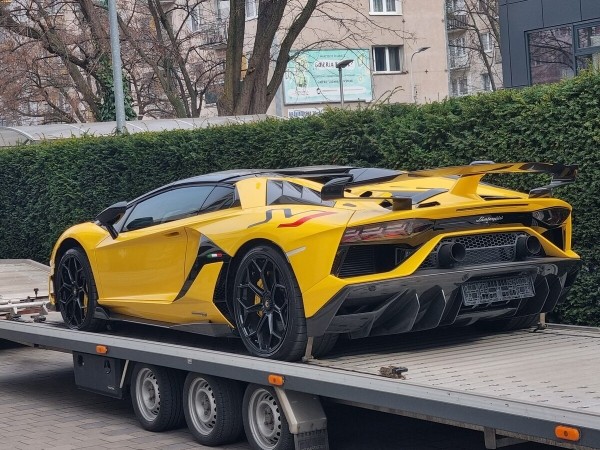 «Если за рулём собственник и все документы на него — пропускают». Игроки автобизнеса о ситуации с машинами на границе