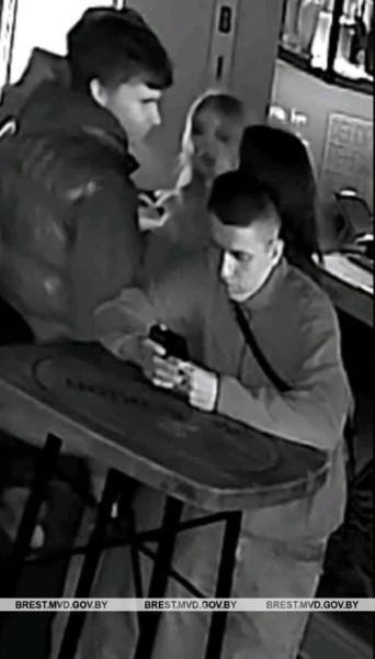 В Бресте милиция устанавливает личности молодых людей В Бресте милиция устанавливает личности молодых людей