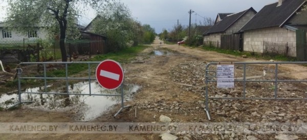 Житель Каменца перекрыл часть улицы колючей проволокой, чтобы «ускорить» ремонт дороги Житель Каменца перекрыл часть улицы колючей проволокой, чтобы «ускорить» ремонт дороги
