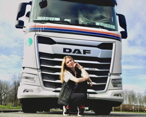 «За езду на чужом чипе штраф — 500 евро». Белоруска ушла из офиса и вместе с мужем работает на фуре