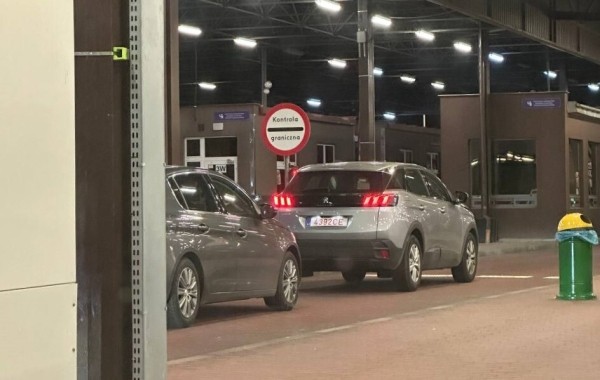 «Если за рулём собственник и все документы на него — пропускают». Игроки автобизнеса о ситуации с машинами на границе