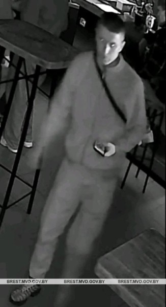 В Бресте милиция устанавливает личности молодых людей В Бресте милиция устанавливает личности молодых людей