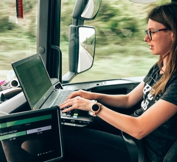 «За езду на чужом чипе штраф — 500 евро». Белоруска ушла из офиса и вместе с мужем работает на фуре