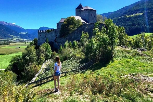 «За езду на чужом чипе штраф — 500 евро». Белоруска ушла из офиса и вместе с мужем работает на фуре