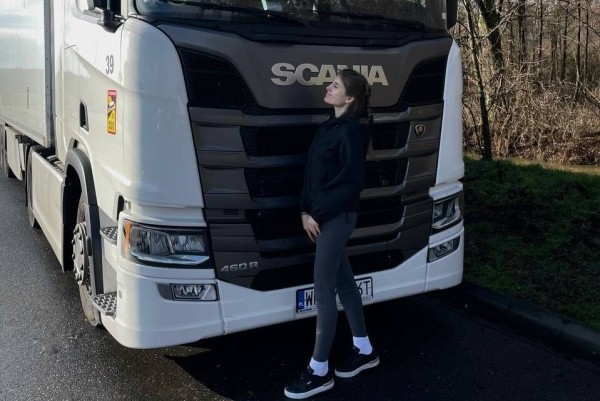 «Мигранты залезают в рефрижератор, чтобы пересечь границу». Как белорусская медсестра управляет 20-тонной Scania «Мигранты залезают в рефрижератор, чтобы пересечь границу». Как белорусская медсестра управляет 20-тонной Scania