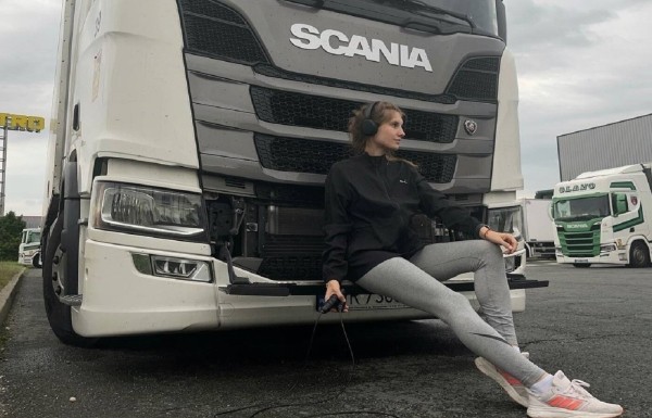 «Мигранты залезают в рефрижератор, чтобы пересечь границу». Как белорусская медсестра управляет 20-тонной Scania «Мигранты залезают в рефрижератор, чтобы пересечь границу». Как белорусская медсестра управляет 20-тонной Scania