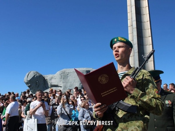 В Брестской крепости приняли присягу более 200 пограничников В Брестской крепости приняли присягу более 200 пограничников