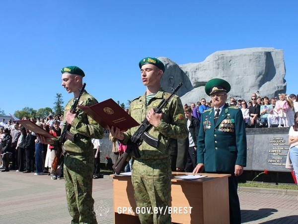 В Брестской крепости приняли присягу более 200 пограничников В Брестской крепости приняли присягу более 200 пограничников