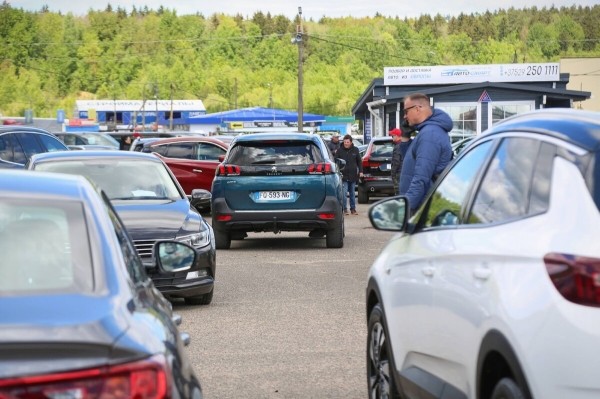 А есть ли смысл? Расспросили представителя автобизнеса РФ об иномарках, которые едут в Россию из Беларуси А есть ли смысл? Расспросили представителя автобизнеса РФ об иномарках, которые едут в Россию из Беларуси