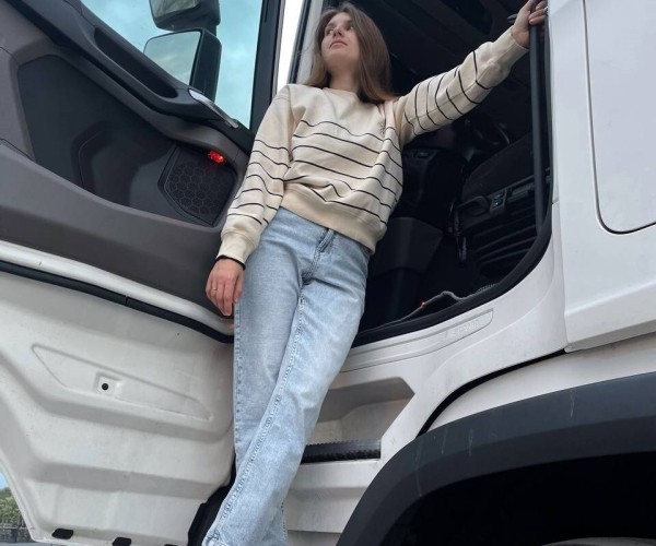 «Мигранты залезают в рефрижератор, чтобы пересечь границу». Как белорусская медсестра управляет 20-тонной Scania «Мигранты залезают в рефрижератор, чтобы пересечь границу». Как белорусская медсестра управляет 20-тонной Scania