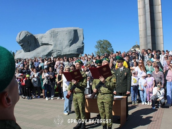 В Брестской крепости приняли присягу более 200 пограничников В Брестской крепости приняли присягу более 200 пограничников