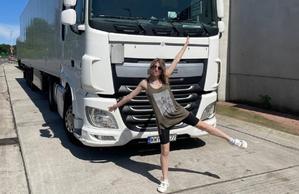 «Мигранты залезают в рефрижератор, чтобы пересечь границу». Как белорусская медсестра управляет 20-тонной Scania «Мигранты залезают в рефрижератор, чтобы пересечь границу». Как белорусская медсестра управляет 20-тонной Scania