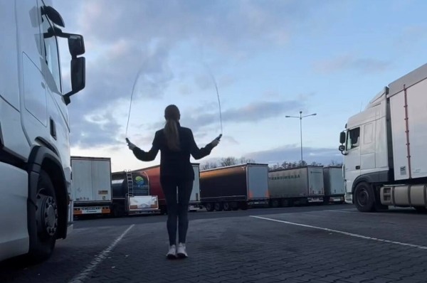 «Мигранты залезают в рефрижератор, чтобы пересечь границу». Как белорусская медсестра управляет 20-тонной Scania «Мигранты залезают в рефрижератор, чтобы пересечь границу». Как белорусская медсестра управляет 20-тонной Scania