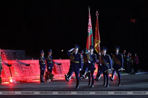 Митинг-реквием «Памяти павших - будьте достойны!» проходит в эти минуты в мемориальном комплексе «Брестская крепость-герой» Митинг-реквием «Памяти павших - будьте достойны!» проходит в эти минуты в мемориальном комплексе «Брестская крепость-герой»