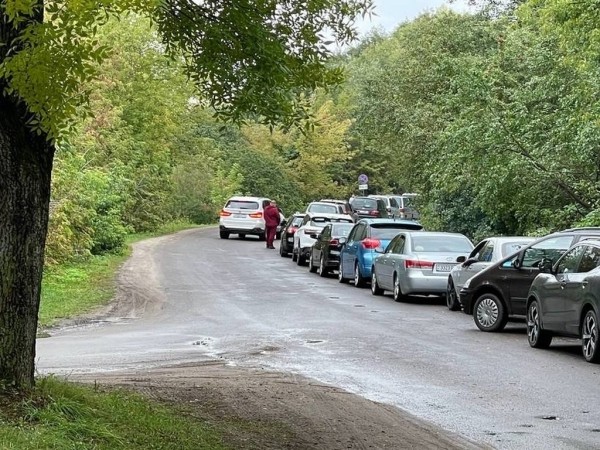 Самые большие очереди из легкового транспорта отмечаются на польской границе, где в погранпереходе «Брест» находится 450 машин Самые большие очереди из легкового транспорта отмечаются на польской границе, где в погранпереходе «Брест» находится 450 машин