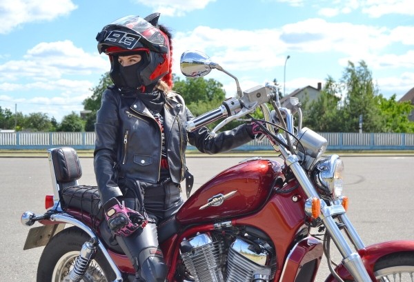 Девушка из Кобрина рассказала о своём Suzuki Intruder VS800 Девушка из Кобрина рассказала о своём Suzuki Intruder VS800