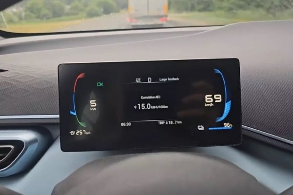 Брестчанин назвал реальным запас хода электромобиля в 305 км Брестчанин назвал реальным запас хода электромобиля в 305 км